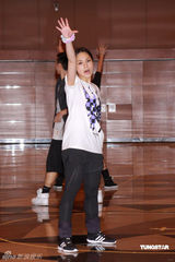 幻灯图集：Twins为个唱彩排 陈伟霆容祖儿探望加油