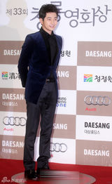 组图：朴施厚深蓝西装内敛绅士亮相