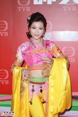 组图：黄浩然为拍戏剃头 黄翠如强调无后台