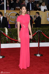 组图：19届演员工会奖举行 女星各色长裙PK红毯