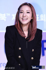 组图：2NE1出席为电子产品站台甜美亲和