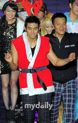 组图：JYP开唱Rain与师父同台 WG与2PM等齐聚一堂