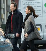 组图：凯特王妃格子斗篷遮孕肚 身材略显发福