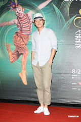 组图：陶晶莹一家三口看戏 曾宝仪天心无男伴