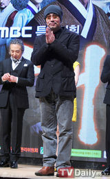 组图：朴真熙露背黑裙亮相《龟岩许浚》发布会