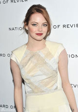 高清组图：艾玛-斯通短袖裙装亮相纽约红唇抢镜