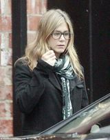 组图：安妮斯顿穿大号西服现身 身材臃肿被疑有孕