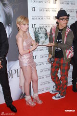 组图：滨崎步签写真集慈善义卖 绯闻男友默契相伴