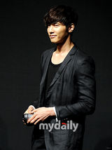 组图：元彬出席相机新品发布会 眼神迷人帅气无敌