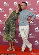 组图：《承诺》发布会 豪尔投怀送抱穿衣似大妈