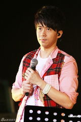 组图：光良演唱会台上庆生 被男歌迷示爱显尴尬