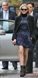 组图：莫瑞兹印花裙高贵典雅 猫眼墨镜玩转时尚