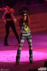 组图：张智霖重临福地 吴雨霏拒提旧受余文乐