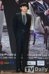 组图：李多海时隔八年再搭李栋旭 镂空裙秀美胸