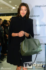 组图：全智贤着黑风衣亮相活动 棕发飘逸显洋气