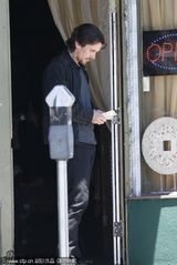 组图：贝尔现身电影片场 胡须拉碴落寞数钞票