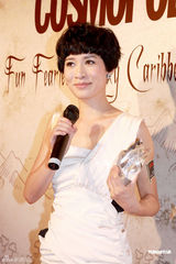 组图：杨千嬅佘诗曼等出席时尚颁奖礼光彩照人