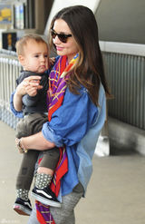 组图：超模米兰达-可儿带儿子现身洛杉矶机场