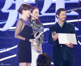 组图：应采儿透视黑裙亮相颁奖礼 敬业无惧寒风