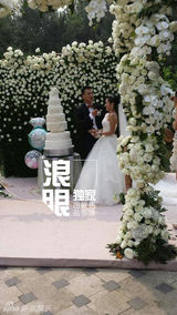 组图：何洁赫子铭大婚360度激情拥吻爱意浓