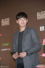 高清图：GD条纹装出席mama记者会 EXO正装帅气