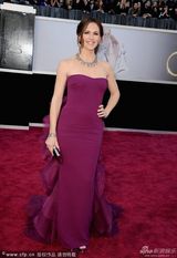 组图：詹妮弗-加纳紫色纱裙亮相华丽珠宝抢眼