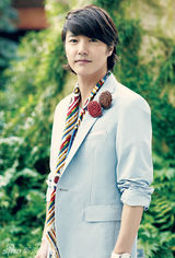 组图：韩星尹相铉全新服装写真 春意盎然温暖阳光