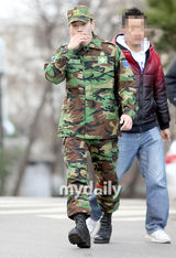 组图：韩国演员温朱万3日上午退伍 结束军队生活