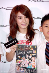 组图：Hebe亲切可爱热心公益 透露Ella赴美学英文