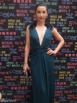 组图：李冰冰戛纳走红毯 深V长裙简约性感