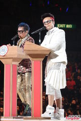 组图：谭咏麟不认豪宅传闻 李克勤想送小孩上学