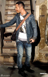 组图：黄晓明范逸臣出席派对 潮范十足尽显型男本色