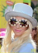 组图:儿童选择奖红毯  暮光女秀美腿钱妞变绅士