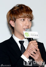 组图：CNBLUE任慈善大使 与波鲁鲁互动显童心