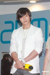 组图：韩国组合2am香港办签名会 人气爆棚粉丝众多