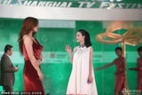 组图：上海电视节红毯 素颜美女王丽坤白裙亮相