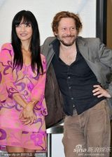 组图：《梅子鸡之味》记者会 女演员豪放转裙露底裤