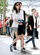 组图：韩国女演员全智贤为拍新片飞往德国柏林