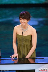 组图：梁咏琪刘伟强为陈静颁发最佳女配角奖