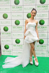 组图：江一燕芭蕾天使造型亮相东京电影节绿毯