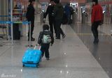 组图：刘云(刘芸)一家三口现身机场 小萌娃独自拉行李