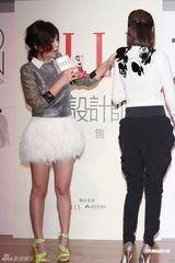 组图：Ella透露婚礼只请至亲好友 着天鹅裙洋溢幸福