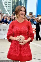 组图：《八月》首映 大嘴朱莉娅-罗伯茨红裙美艳