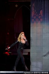 组图：麦当娜瑞典开唱 与舞伴床战拔枪引尖叫