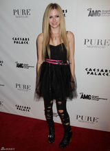 高清组图：艾薇儿黑纱裙亮相 推广自创服装品牌