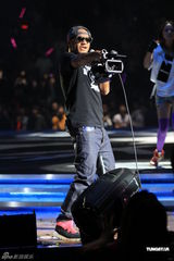 组图：张震岳携热狗上海开唱 点燃平安夜激情