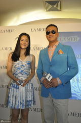 高清图：胡军周韵亮相公益活动 帅气知性展亲和魅力