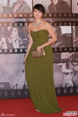 组图：金像奖红毯梁咏琪墨绿长裙拖地 小露香肩