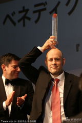 组图：26届东京电影节闭幕 获奖者领奖开心庆祝