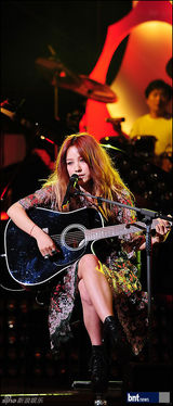 组图：李孝利主持《You&I》优雅姿态演奏吉他